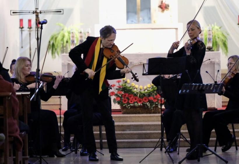 Šalies gimtadienio dieną Šiaulių kamerinis orkestras „Camerata Solaris“ dovanojo jaudinančią programą