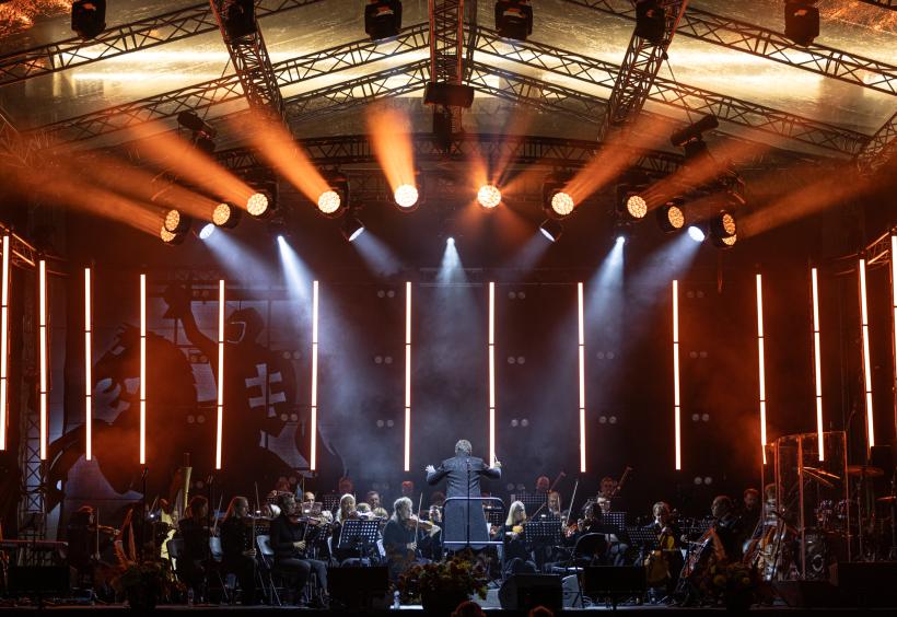 Linas Adomaitis, Merūnas Vitulskis, Monika Liu ir Dominyko Vaitiekūno projektas su kurčiųjų bendruomene – „#ŠiauliaiGroja“ scenoje skirtingos patirtys virto bendra muzika